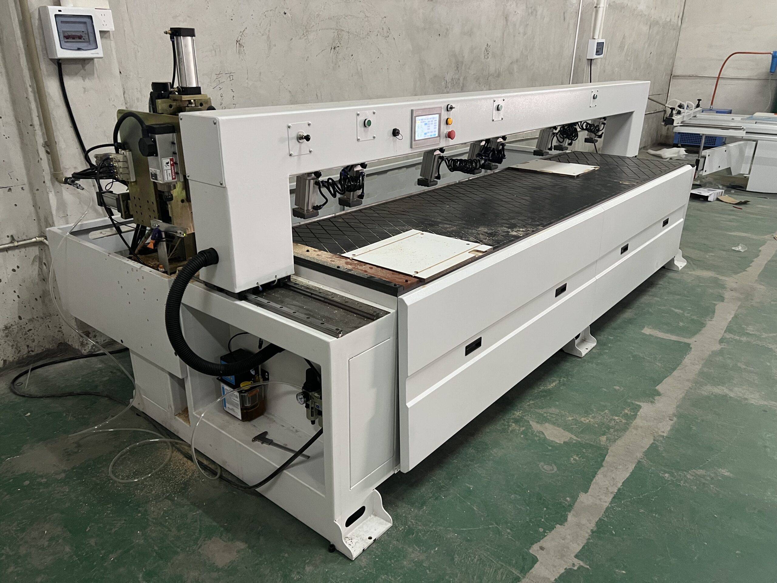 Side drilling machine